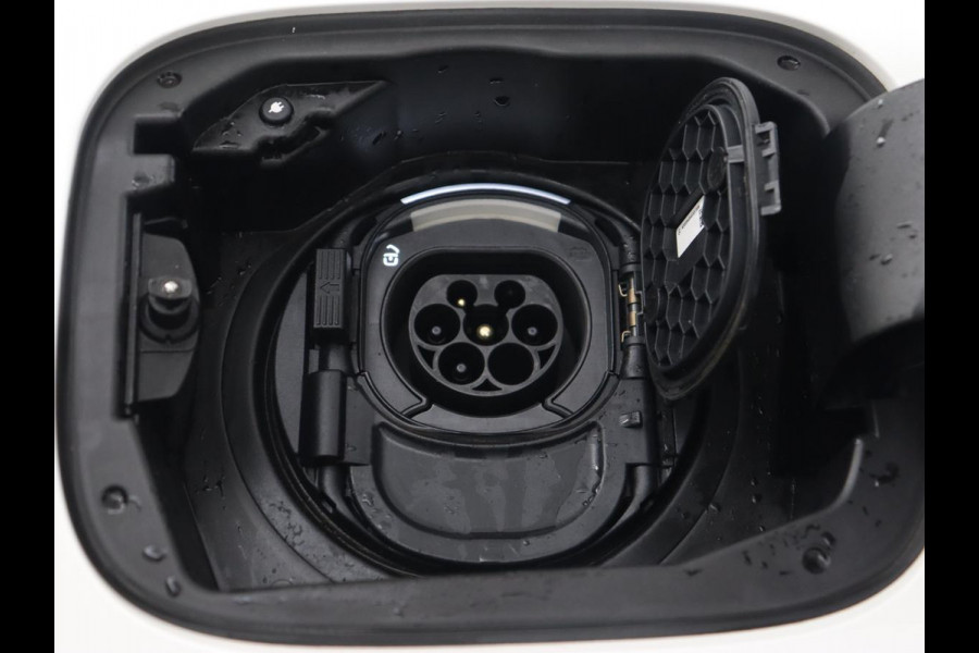 Mercedes-Benz A-Klasse 250e AMG | Panoramadak | Stoelverwarming | Carplay | Leder/Alcantara | Camera | Sfeerverlichting | Navigatie | Park Assist | Climate control | Full LED | PHEV | Plug In