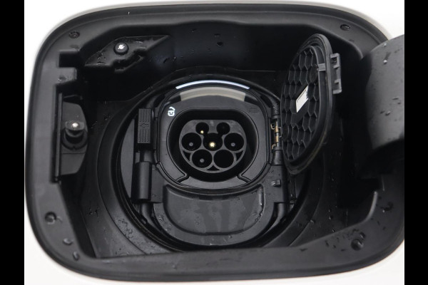 Mercedes-Benz A-Klasse 250e AMG | Panoramadak | Stoelverwarming | Carplay | Leder/Alcantara | Camera | Sfeerverlichting | Navigatie | Park Assist | Climate control | Full LED | PHEV | Plug In