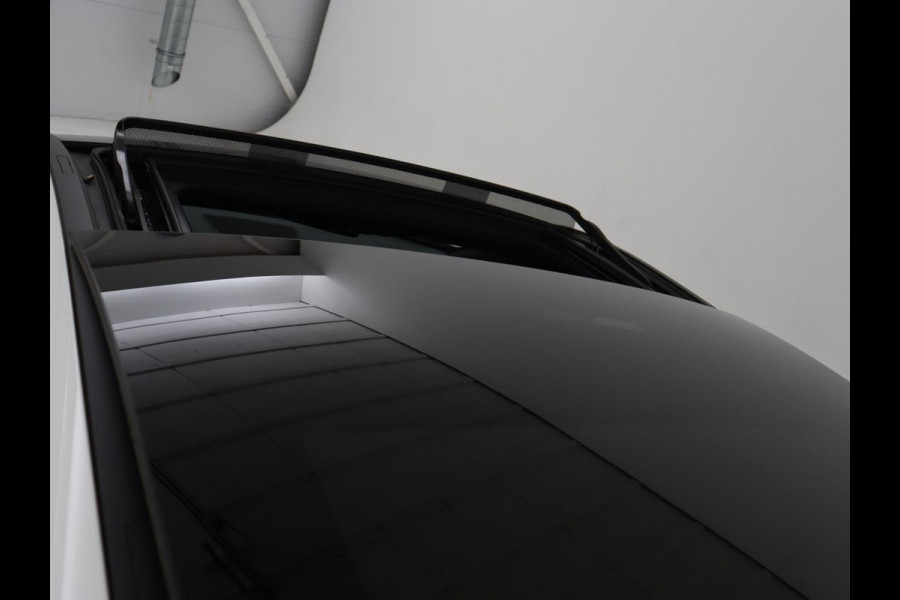 Mercedes-Benz A-Klasse 250e AMG | Panoramadak | Stoelverwarming | Carplay | Leder/Alcantara | Camera | Sfeerverlichting | Navigatie | Park Assist | Climate control | Full LED | PHEV | Plug In