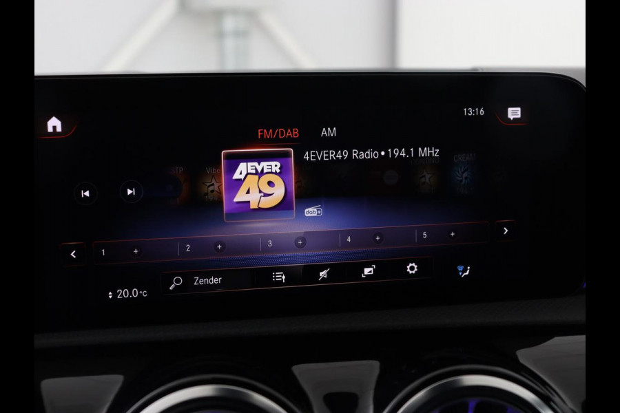 Mercedes-Benz A-Klasse 250e AMG | Panoramadak | Stoelverwarming | Carplay | Leder/Alcantara | Camera | Sfeerverlichting | Navigatie | Park Assist | Climate control | Full LED | PHEV | Plug In