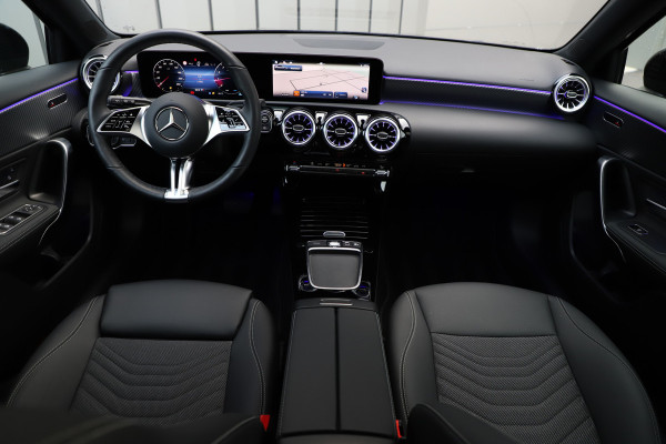 Mercedes-Benz A-Klasse 200 Luxury Line | 163PK | Pano | Keyless-go | Sfeerverlichting | ACC | Multibeam | Widescreen | 2024.