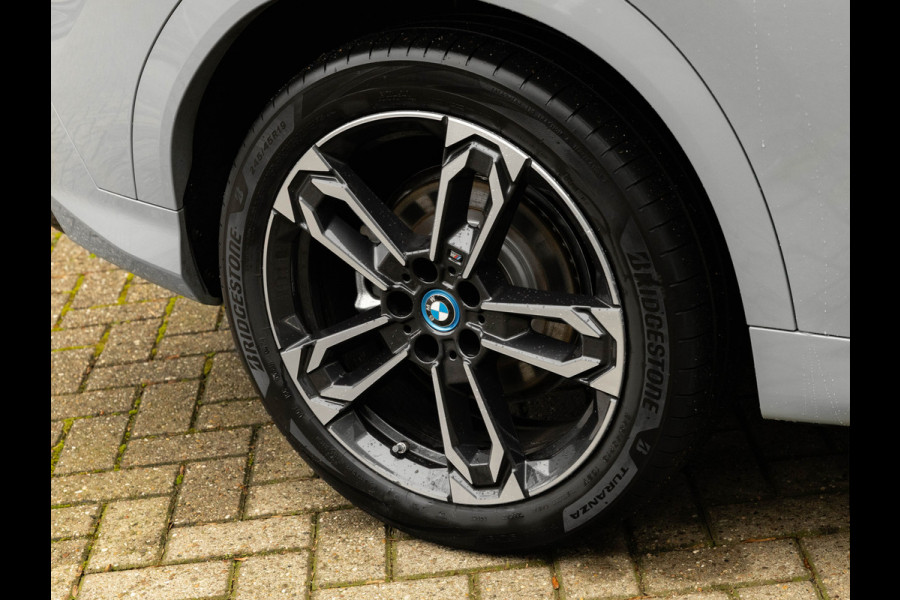 BMW iX2 xDrive30 M-Sport - Trekhaak - Driving + Parking Ass Plus - Head-Up - Harman Kardon