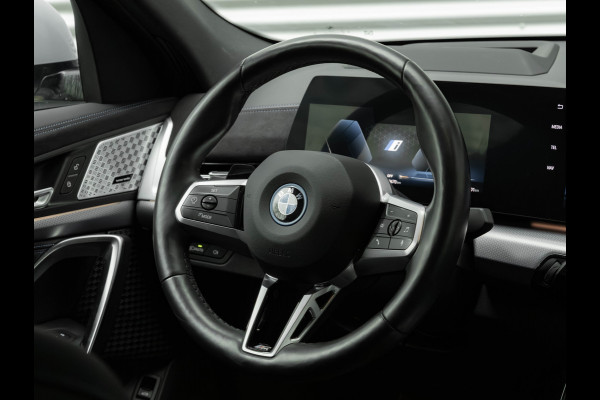 BMW iX2 xDrive30 M-Sport - Trekhaak - Driving + Parking Ass Plus - Head-Up - Harman Kardon