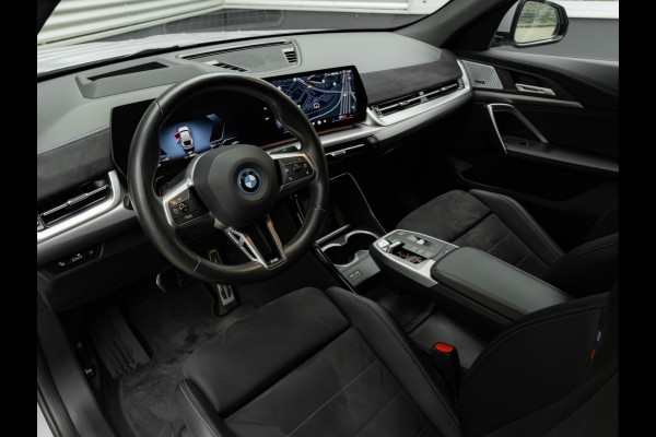 BMW iX2 xDrive30 M-Sport - Trekhaak - Driving + Parking Ass Plus - Head-Up - Harman Kardon