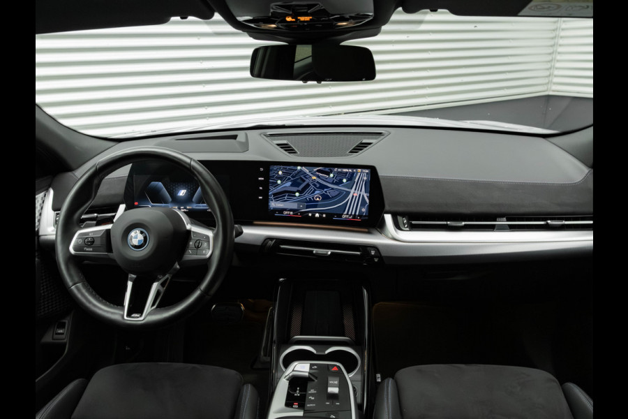 BMW iX2 xDrive30 M-Sport - Trekhaak - Driving + Parking Ass Plus - Head-Up - Harman Kardon