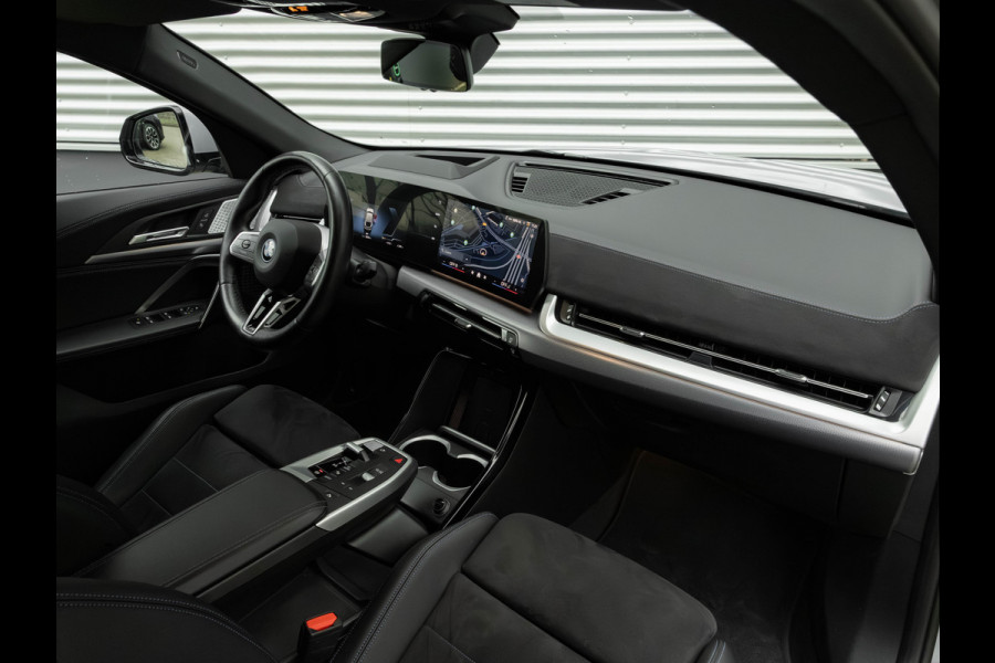 BMW iX2 xDrive30 M-Sport - Trekhaak - Driving + Parking Ass Plus - Head-Up - Harman Kardon