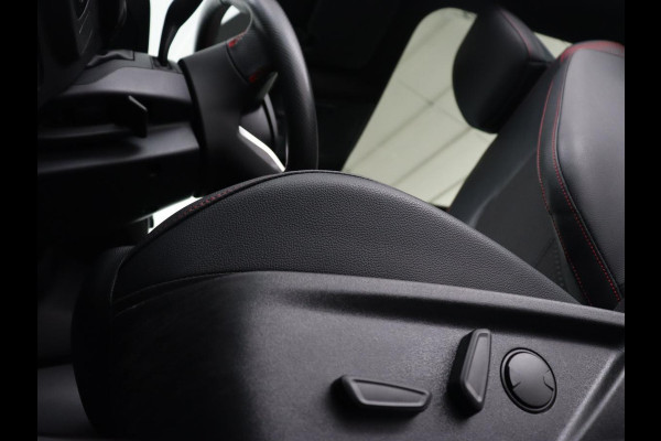 Ford Focus 1.0 EcoBoost ST Line | Panoramadak | Half leder | Trekhaak | Stoelverwarming | Carplay | Camera | Keyless | Navigatie | Climate control | Bluetooth | Parkeerhulp