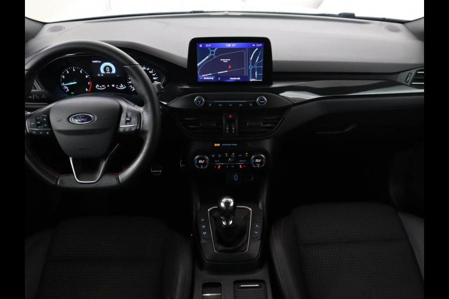Ford Focus 1.0 EcoBoost ST Line | Panoramadak | Half leder | Trekhaak | Stoelverwarming | Carplay | Camera | Keyless | Navigatie | Climate control | Bluetooth | Parkeerhulp