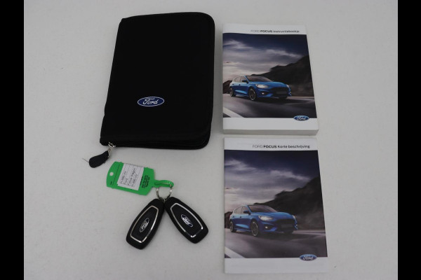Ford Focus 1.0 EcoBoost ST Line | Panoramadak | Half leder | Trekhaak | Stoelverwarming | Carplay | Camera | Keyless | Navigatie | Climate control | Bluetooth | Parkeerhulp