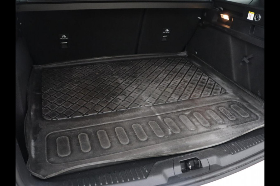 Ford Focus 1.0 EcoBoost ST Line | Panoramadak | Half leder | Trekhaak | Stoelverwarming | Carplay | Camera | Keyless | Navigatie | Climate control | Bluetooth | Parkeerhulp