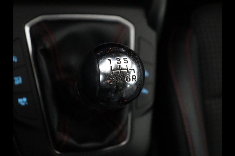 Ford Focus 1.0 EcoBoost ST Line | Panoramadak | Half leder | Trekhaak | Stoelverwarming | Carplay | Camera | Keyless | Navigatie | Climate control | Bluetooth | Parkeerhulp