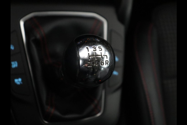 Ford Focus 1.0 EcoBoost ST Line | Panoramadak | Half leder | Trekhaak | Stoelverwarming | Carplay | Camera | Keyless | Navigatie | Climate control | Bluetooth | Parkeerhulp