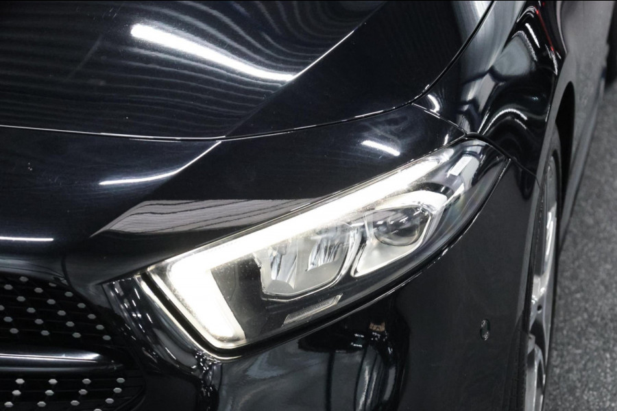 Mercedes-Benz A-Klasse 180 AMG Line LED/VIRTUAL/HALF LEER+ALCANTARA+S.VERWARMIN/18"LMV/CAM/ACC/ECC/12 MDN GARANTIE!