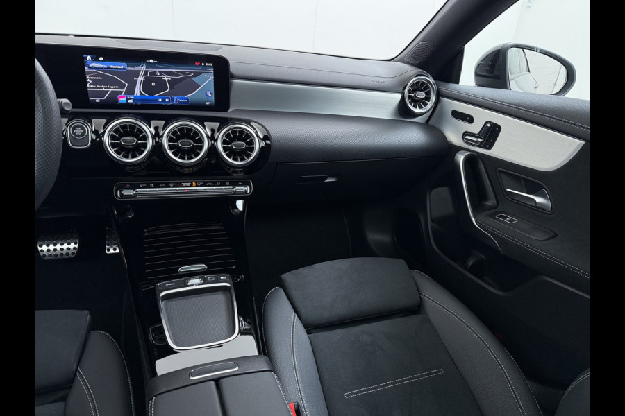 Mercedes-Benz CLA-Klasse 250 e AMG line | Alpinegrijs Pano HUD Memory 360 Camera