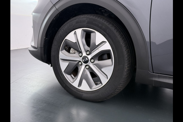 Kia e-Niro 64kWh Leer+Elek.Stoel+Memory+Gekoeld Warmtepomp ExecutiveLine JBL®-Hifi Adap.Cruise Camera Navi Ecc Pdc Stoelverwarming-Koeling SOH 100% Stuurverwarming  Keyless Blind Spot Lane Assist Led Lmv 17" 1e Eigenaar Origineel Nederlandse Auto € 48.000,- nieuw
