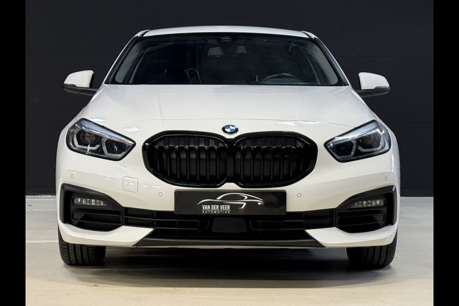 BMW 1-serie 116i Business Edition | Zwarte grill | Apple Carplay | DAB+ | PDC V+A