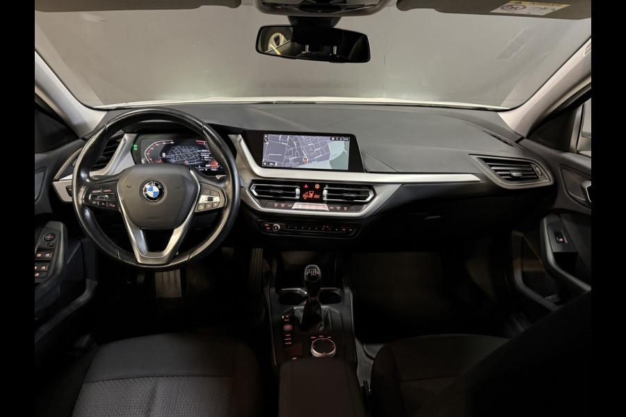 BMW 1-serie 116i Business Edition | Zwarte grill | Apple Carplay | DAB+ | PDC V+A