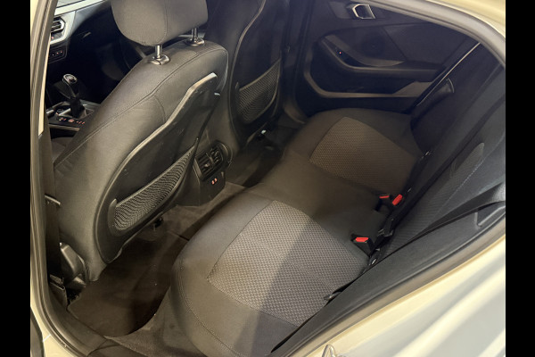 BMW 1-serie 116i Business Edition | Zwarte grill | Apple Carplay | DAB+ | PDC V+A