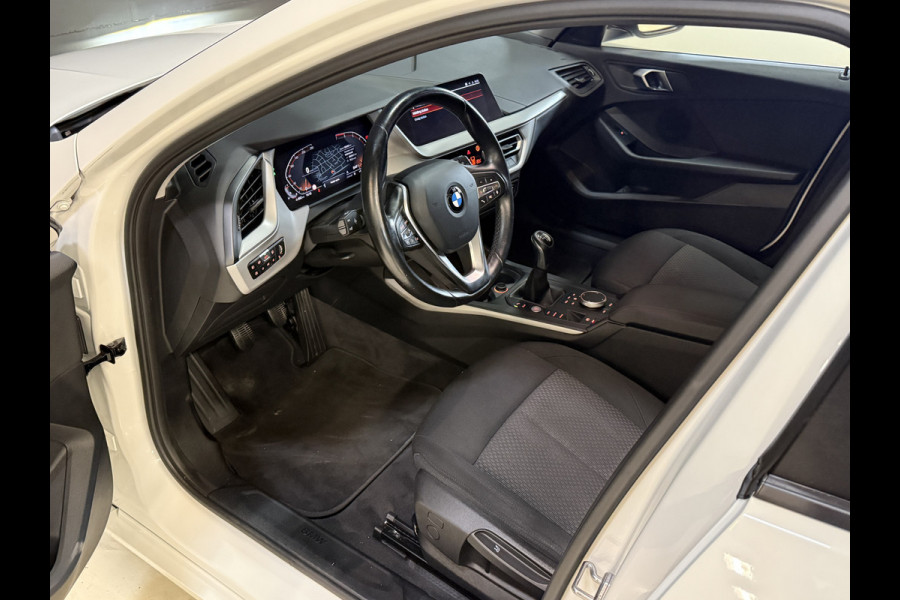 BMW 1-serie 116i Business Edition | Zwarte grill | Apple Carplay | DAB+ | PDC V+A
