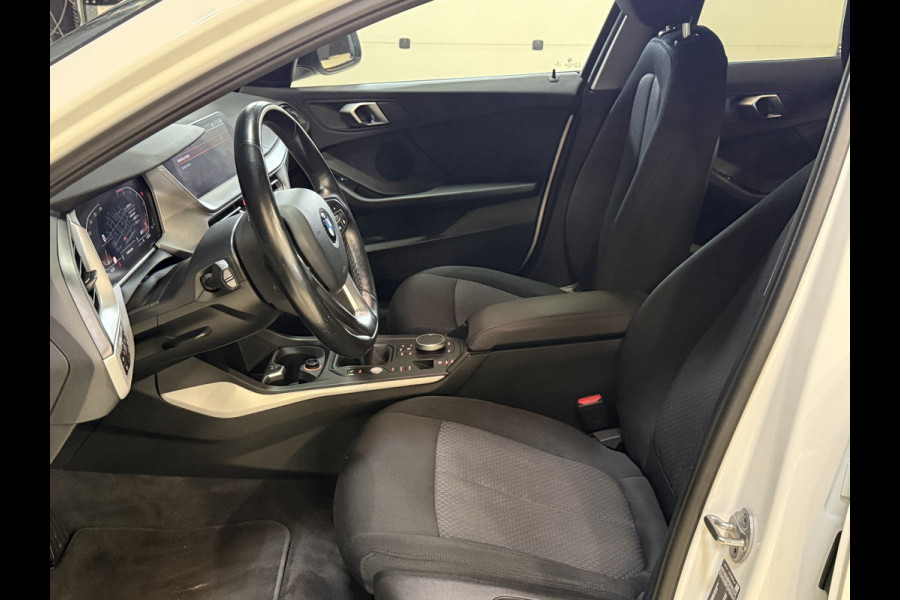 BMW 1-serie 116i Business Edition | Zwarte grill | Apple Carplay | DAB+ | PDC V+A