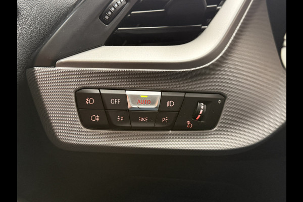 BMW 1-serie 116i Business Edition | Zwarte grill | Apple Carplay | DAB+ | PDC V+A