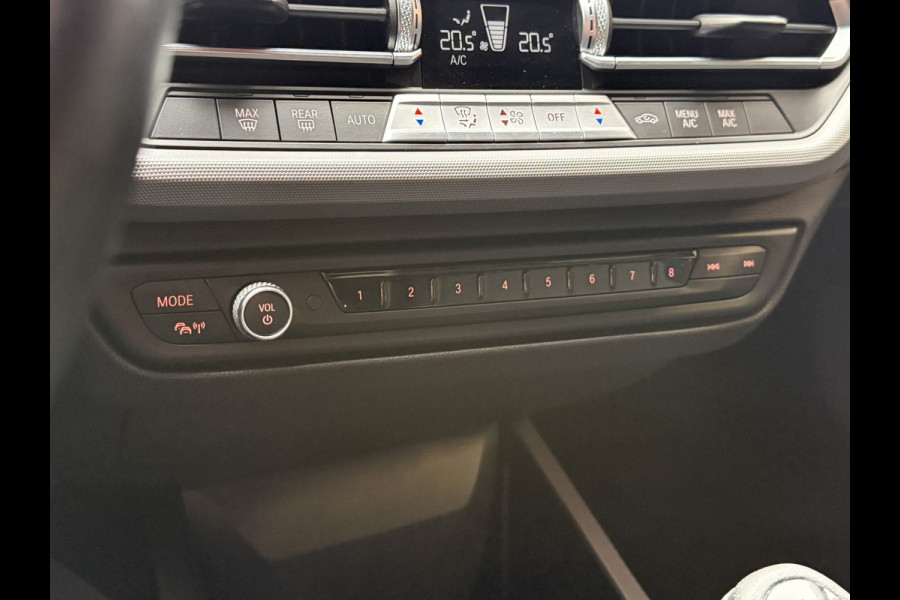 BMW 1-serie 116i Business Edition | Zwarte grill | Apple Carplay | DAB+ | PDC V+A