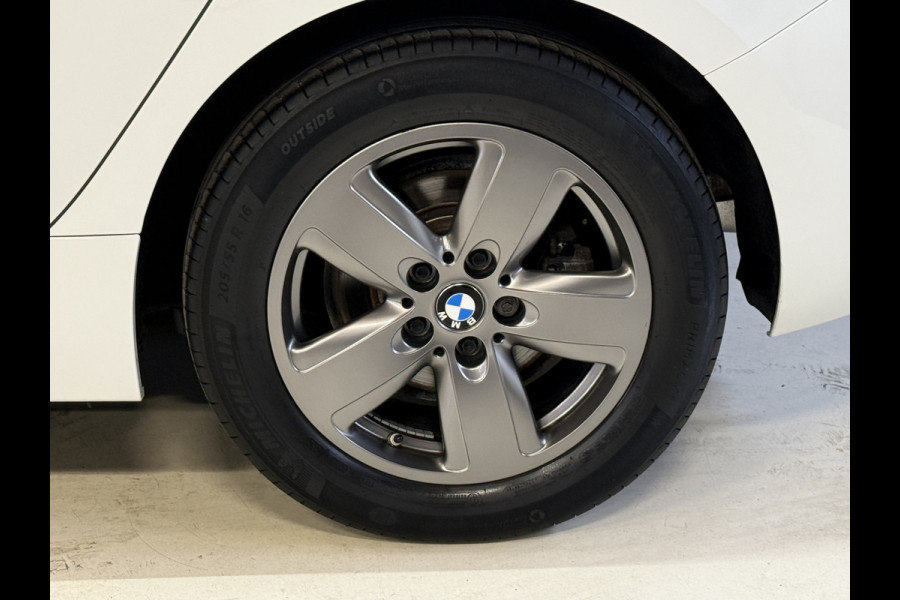 BMW 1-serie 116i Business Edition | Zwarte grill | Apple Carplay | DAB+ | PDC V+A