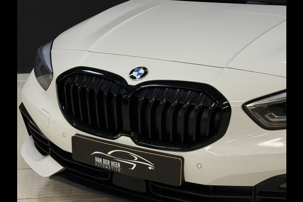 BMW 1-serie 116i Business Edition | Zwarte grill | Apple Carplay | DAB+ | PDC V+A