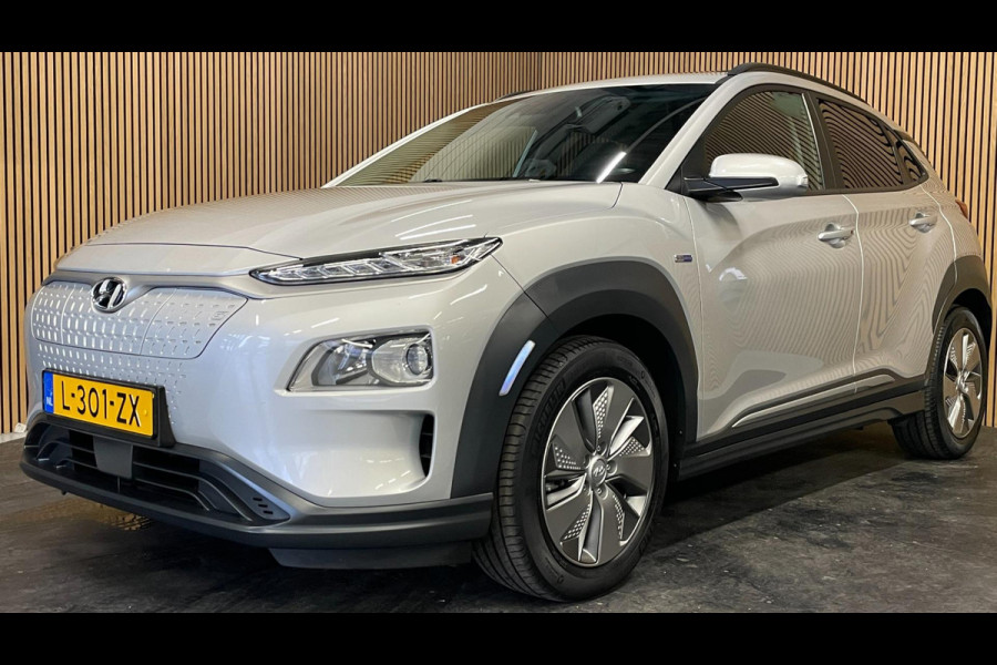 Hyundai Kona EV Fashion 64 kWh|100% SOH|FACELIFT|3-FASE|DAKJE|HEAD-UP|ACC|CAMERA|CARPLAY|NAVI|NL- AUTO|NAP|INCL. BTW|1e EIG.|