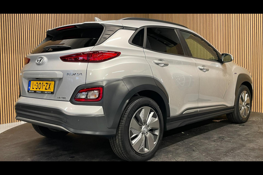 Hyundai Kona EV Fashion 64 kWh|100% SOH|FACELIFT|3-FASE|DAKJE|HEAD-UP|ACC|CAMERA|CARPLAY|NAVI|NL- AUTO|NAP|INCL. BTW|1e EIG.|