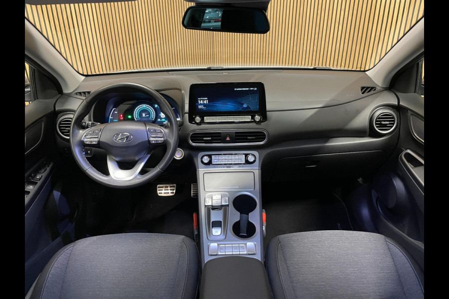Hyundai Kona EV Fashion 64 kWh|100% SOH|FACELIFT|3-FASE|DAKJE|HEAD-UP|ACC|CAMERA|CARPLAY|NAVI|NL- AUTO|NAP|INCL. BTW|1e EIG.|