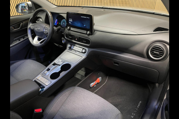 Hyundai Kona EV Fashion 64 kWh|100% SOH|FACELIFT|3-FASE|DAKJE|HEAD-UP|ACC|CAMERA|CARPLAY|NAVI|NL- AUTO|NAP|INCL. BTW|1e EIG.|