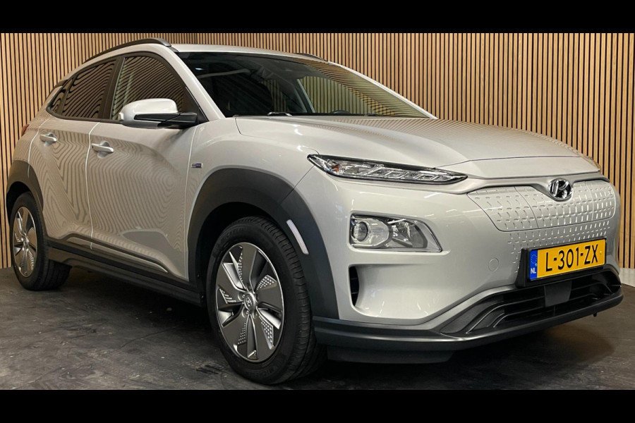 Hyundai Kona EV Fashion 64 kWh|100% SOH|FACELIFT|3-FASE|DAKJE|HEAD-UP|ACC|CAMERA|CARPLAY|NAVI|NL- AUTO|NAP|INCL. BTW|1e EIG.|