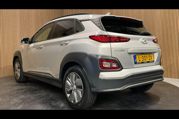 Hyundai Kona EV Fashion 64 kWh|100% SOH|FACELIFT|3-FASE|DAKJE|HEAD-UP|ACC|CAMERA|CARPLAY|NAVI|NL- AUTO|NAP|INCL. BTW|1e EIG.|