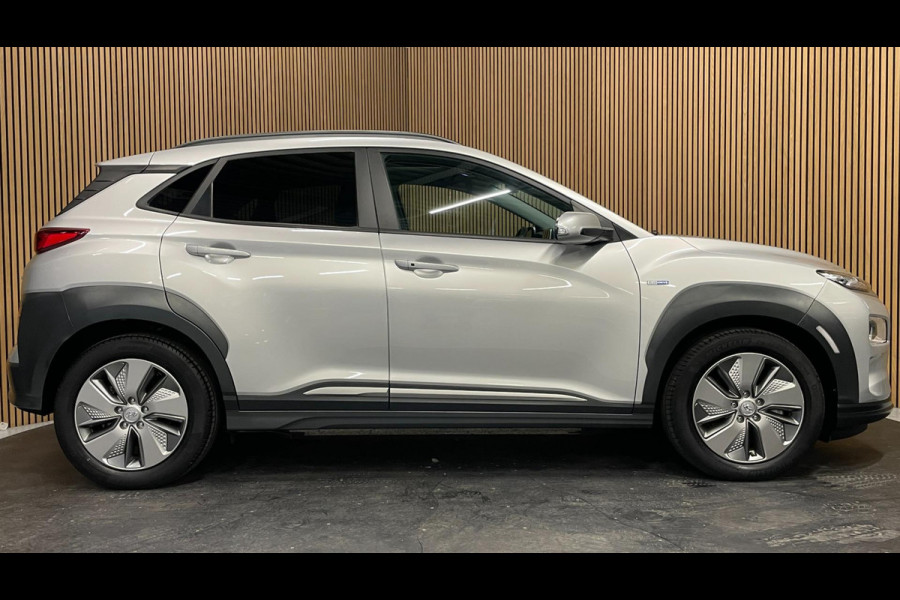 Hyundai Kona EV Fashion 64 kWh|100% SOH|FACELIFT|3-FASE|DAKJE|HEAD-UP|ACC|CAMERA|CARPLAY|NAVI|NL- AUTO|NAP|INCL. BTW|1e EIG.|