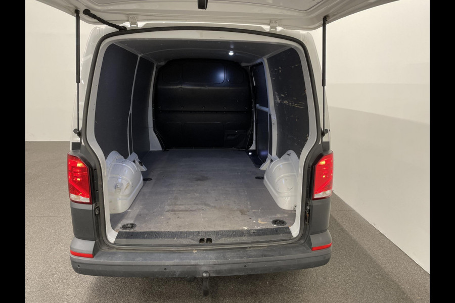 Volkswagen Transporter 2.0 TDI L2H1 28 Airco Cruise Control Apple CarPlay Trekhaak Achterklep