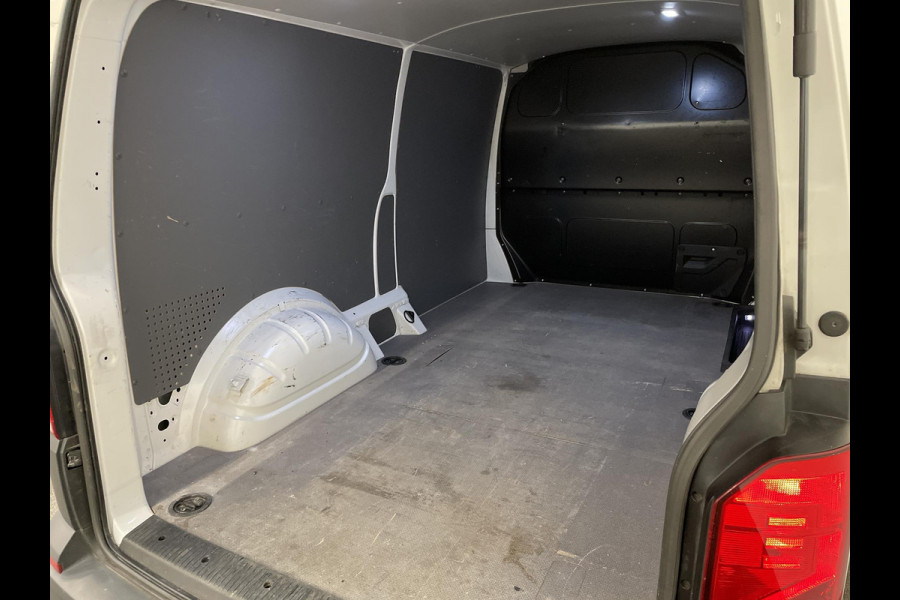 Volkswagen Transporter 2.0 TDI L2H1 28 Airco Cruise Control Apple CarPlay Trekhaak Achterklep