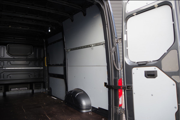Volkswagen Crafter 35 2.0 TDI L3H3 140PK AUT. 3-ZITS, TREKHAAK, CAMERA, NAVI, CRUISE, AIRCO, NL AUTO, NAP
