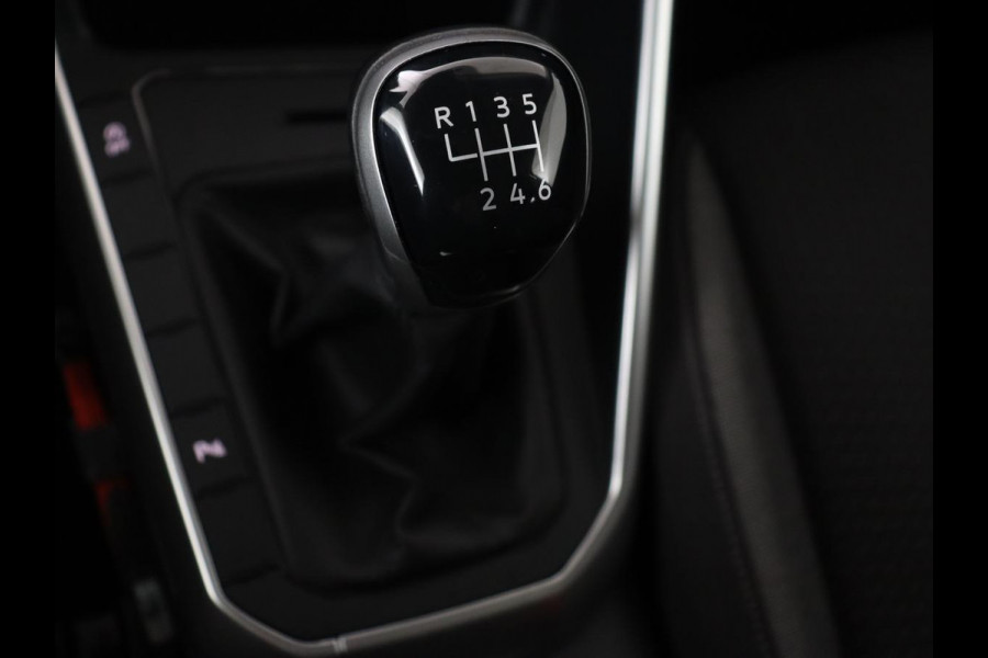 Volkswagen Taigo 1.0 TSI Life Business | Stoelverwarming | Trekhaak | Camera | Adaptive cruise | Navigatie | 17'' | Virtual Cockpit | Climate control | Bluetooth | Full LED | Parkeerhulp