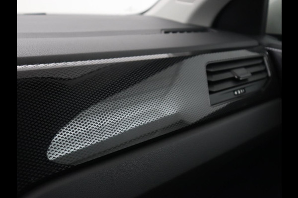 Volkswagen Taigo 1.0 TSI Life Business | Stoelverwarming | Trekhaak | Camera | Adaptive cruise | Navigatie | 17'' | Virtual Cockpit | Climate control | Bluetooth | Full LED | Parkeerhulp