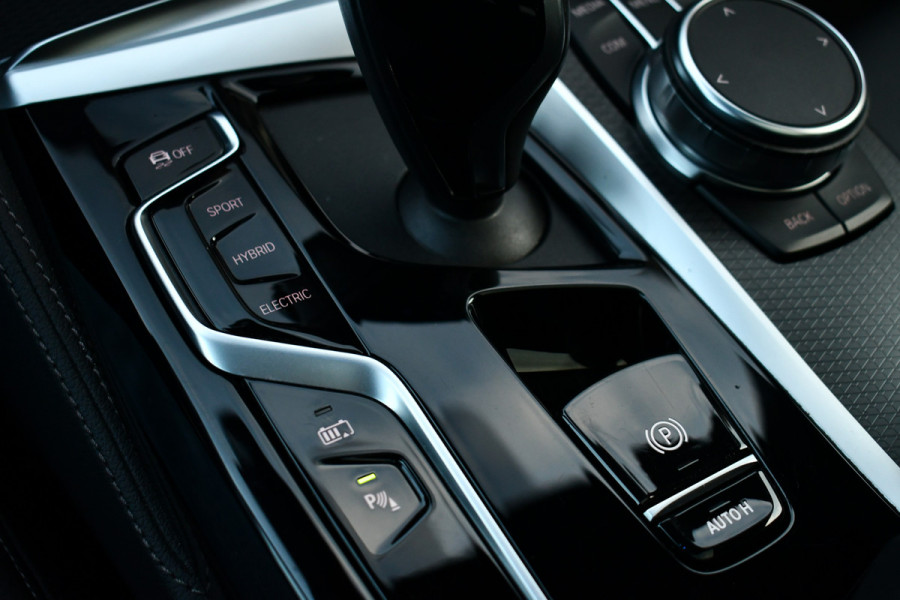 BMW 5 Serie Touring 530e xDrive M-Sport Pano ACC H/K HUD 19inch