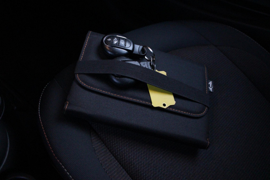 MINI One 1.2 102PK ONE SALT BUSINESS | STOEL VERWARMING | 17" LICHTMETALEN VELGEN JOHN COOPER WORKS | AIRCO | LAGE KM STAND! | PARKEERSENSOREN ACHTER |