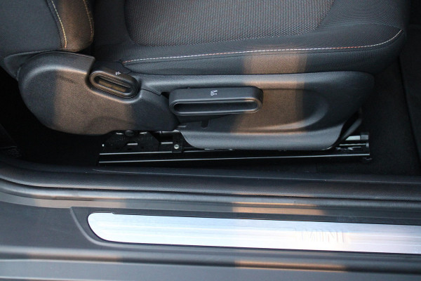 MINI One 1.2 102PK ONE SALT BUSINESS | STOEL VERWARMING | 17" LICHTMETALEN VELGEN JOHN COOPER WORKS | AIRCO | LAGE KM STAND! | PARKEERSENSOREN ACHTER |