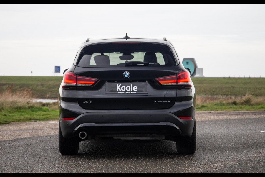 BMW X1 xDrive25e Executive CAMERA / CARPLAY / AUTOMAAT / LEDER / LED / CRUISE CONTROLE / STOELVERWARMING