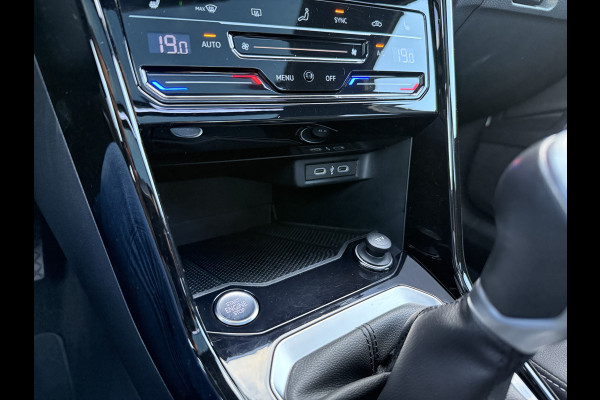 Volkswagen T-Roc 1.0 TSI 110pk Style Black Pack | Pano dak