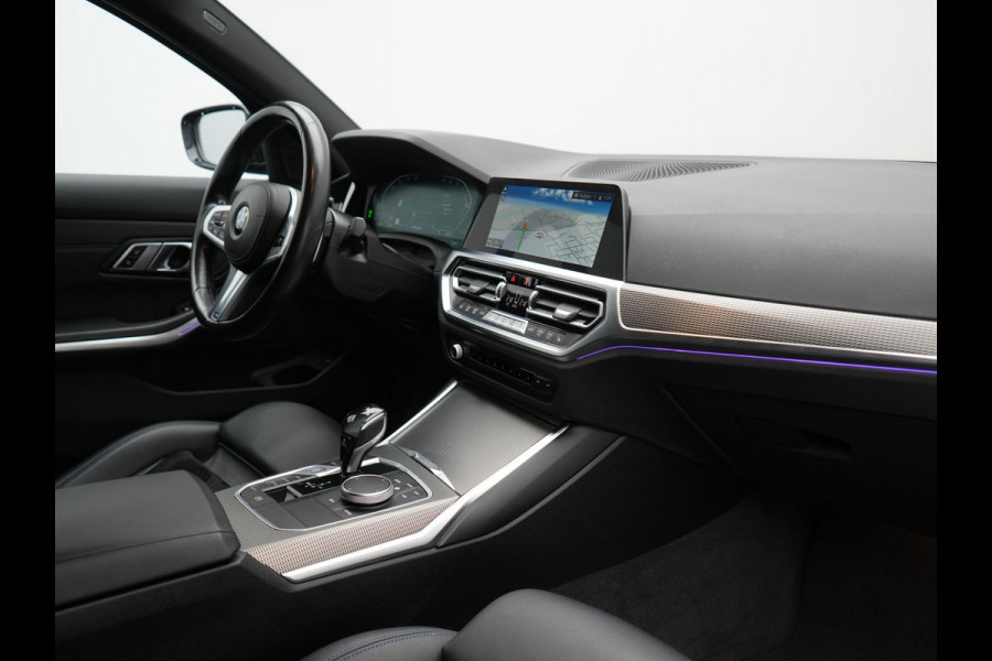 BMW 3 Serie Touring 320i M Sport 184pk | Adaptive Cruise | Alcantara Sportstoelen Verwarmd | Apple Carplay | Sfeerverlichting | Virtual | Navigatie | DAB |