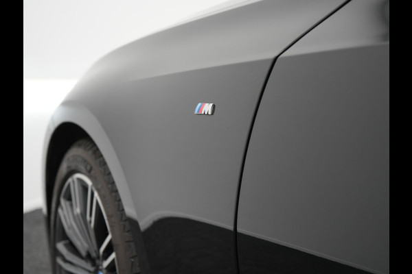 BMW 3 Serie Touring 320i M Sport 184pk | Adaptive Cruise | Alcantara Sportstoelen Verwarmd | Apple Carplay | Sfeerverlichting | Virtual | Navigatie | DAB |