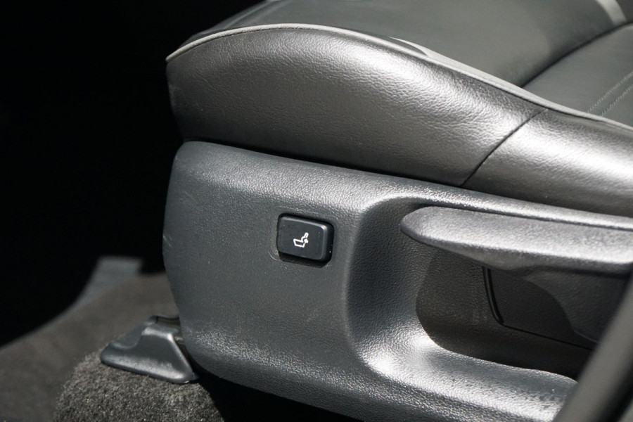 Toyota C-HR 1.8 Hybrid Black Edition + LEDER / DODEHOEK / JBL / STOELVERWARMING /