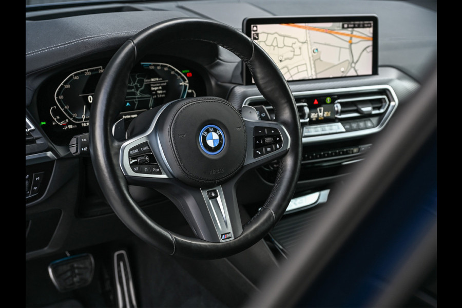 BMW X3 xDrive30e High Executive · M-Sport Pro · Comfort access · Head-up · Panoramadak · Adaptive cruise · Memory seats · Stuurverwarmi
