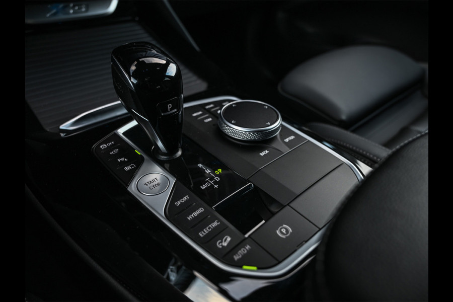 BMW X3 xDrive30e High Executive · M-Sport Pro · Comfort access · Head-up · Panoramadak · Adaptive cruise · Memory seats · Stuurverwarmi